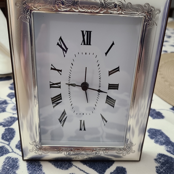 Silver embossed table clock with wood frame - Picture 1 of 6